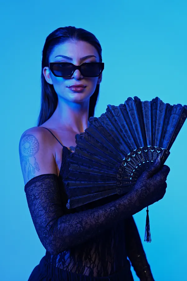 Yelpaze — Kobalt jel ışıkla stüdyo moda portresi, fotoğrafçı Soner Erdoğan