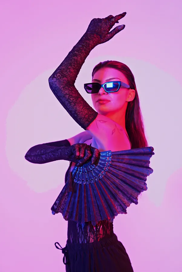 Kapüşon — Orki̇de jel ışıkla stüdyo moda portresi, fotoğrafçı Soner Erdoğan