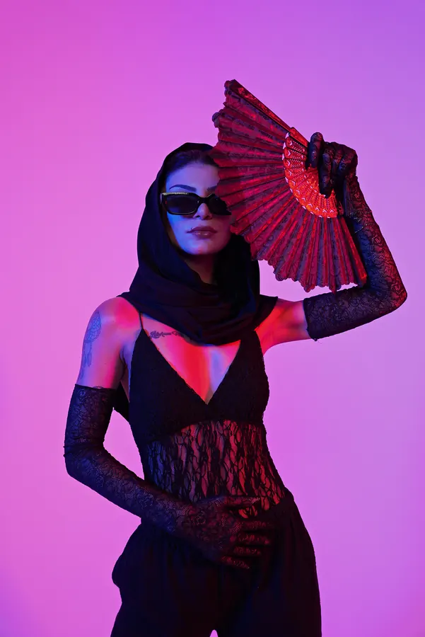 Kapüşon — Orki̇de jel ışıkla stüdyo moda portresi, fotoğrafçı Soner Erdoğan