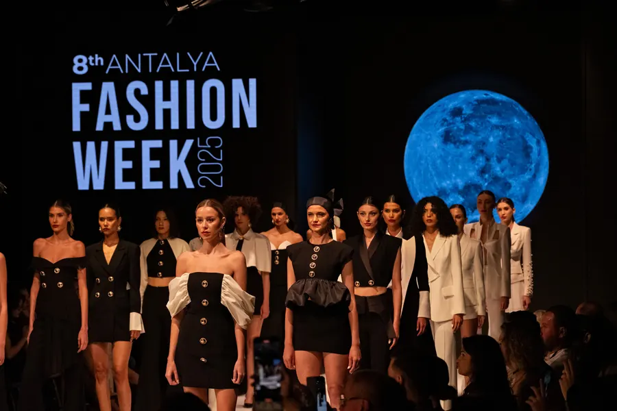 8. Antalya Fashion Week 2025 final geçişi, podyum fotoğrafı — Soner Erdoğan