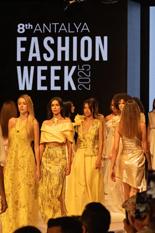 8. Antalya Fashion Week 2025 podyum fotoğrafı — moda fotoğrafçısı Soner Erdoğan