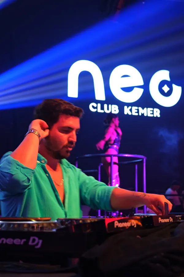 Neo Club Kemer DJ performansı fotoğrafı — Soner Erdoğan