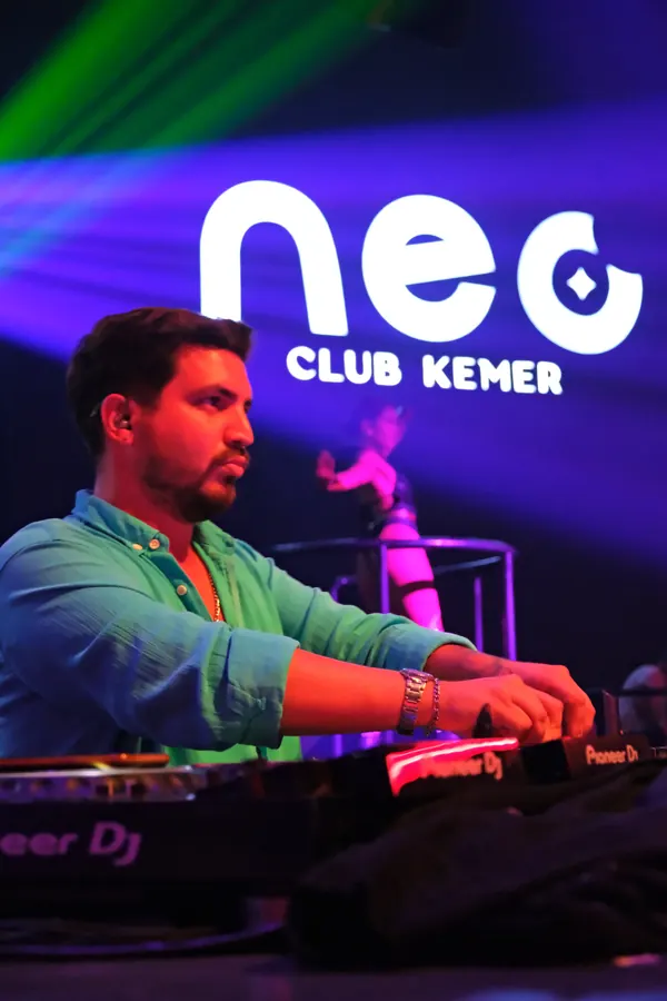 Neo Club Kemer DJ performansı fotoğrafı — Soner Erdoğan